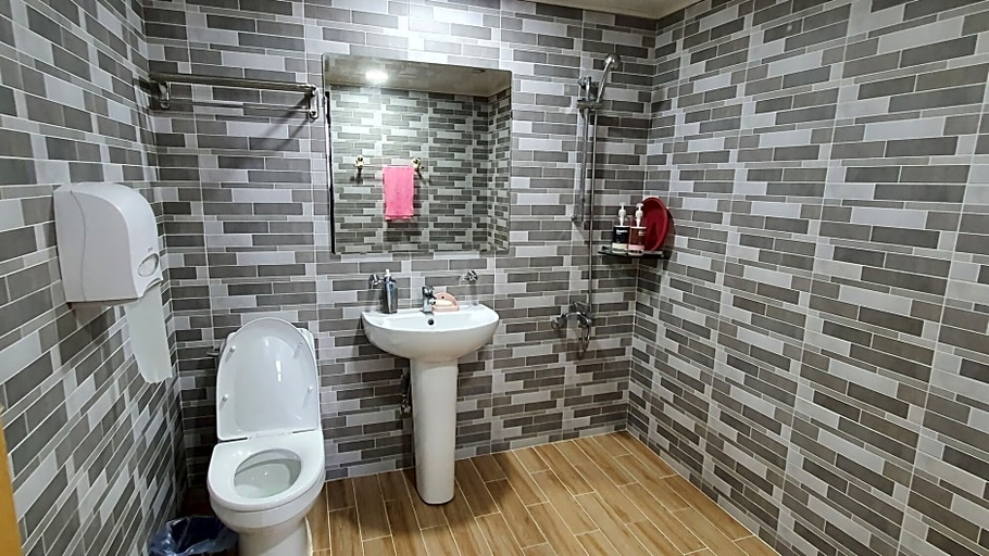 Bathroom 3, Daecheon Resortel, Boryeong
