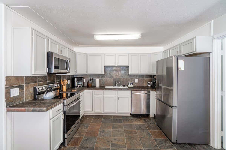 Private kitchen 3, Spacious Pet-friendly Retreat 4br, Grill, 5 Beds, Washoe