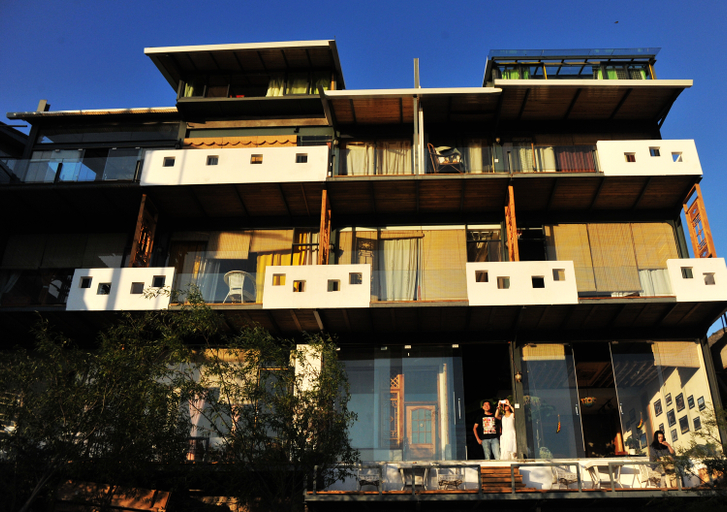 Exterior & Views