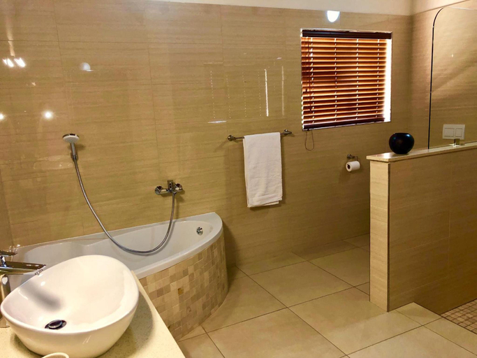 Bathroom 4, Golden Impalas Bush Resort, City of Tshwane