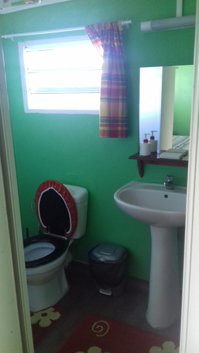 Bathroom 4, Locations Plus, Port-Louis