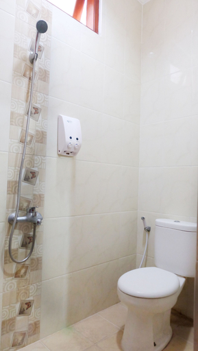 Bathroom 3, Homestay Jogja dekat Ambarukmo by Simply Homy, Sleman