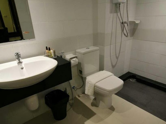 Bathroom 4, Leelawadee Modern Resort Huaykwang, Din Dang