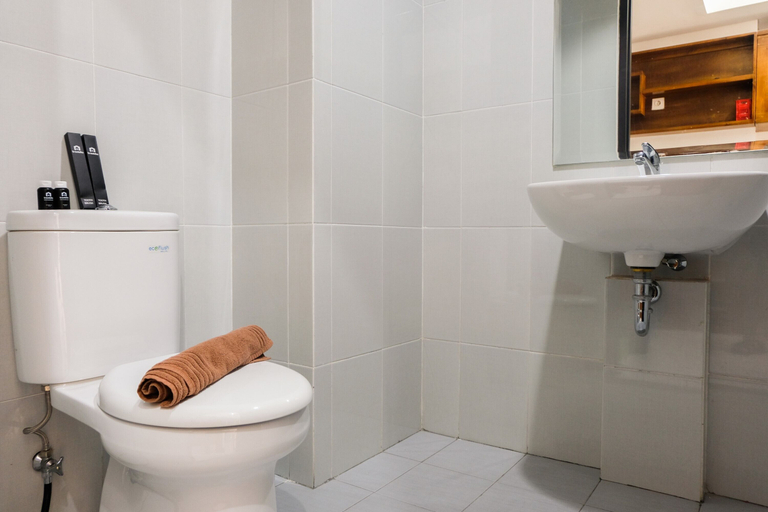 Bathroom 4, Comfortable and Spacious Studio Casa De Parco Apartment, Tangerang