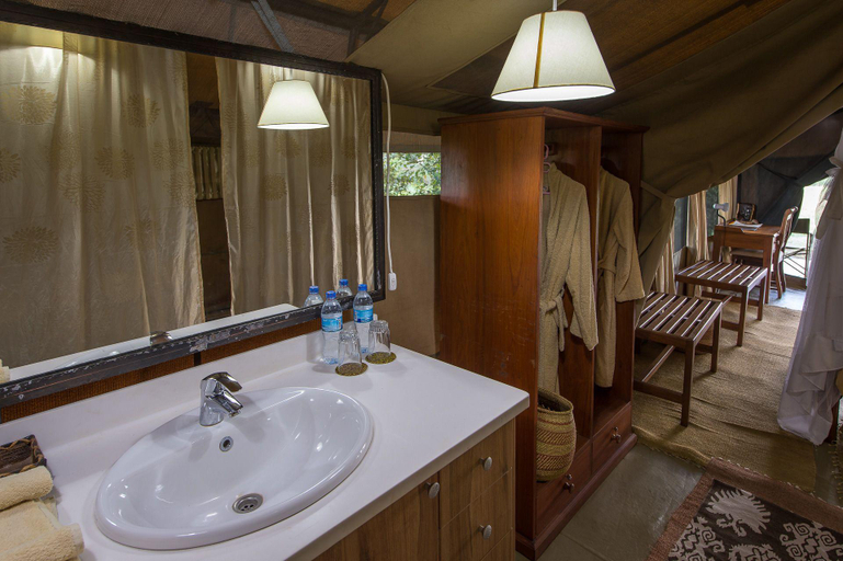 Bathroom 3, Serengeti River Camp, Serengeti