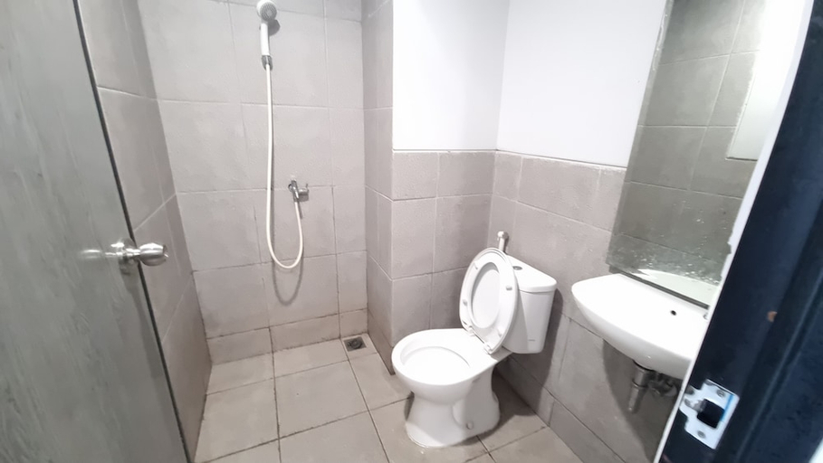 Bathroom, Hotel O cikarang Serviced apartment at Riverdale, Cikarang