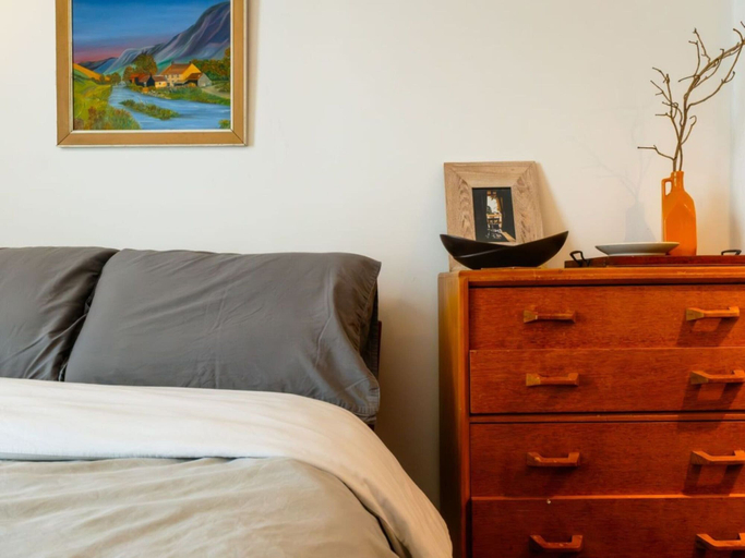 Room 4, Victorian Caernarfon House for 6, Gloucestershire