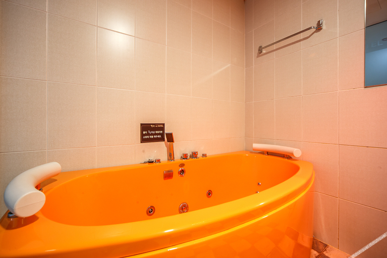 Bathroom 5, Wanju Healing Hotel, Wanju