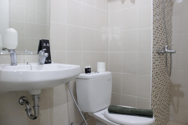 Bathroom 5, 심플리 호미 2BR 아파트먼트 파라향간 레지던스, Bandung
