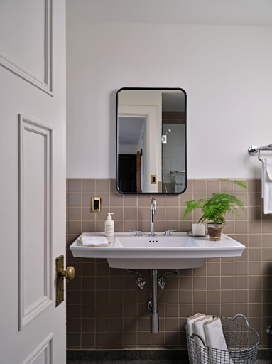 Bathroom 3, ALEO, Wayne
