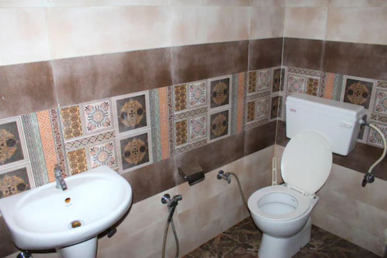 Bathroom, Goroomgo Krishna Residency Bareilly, Bareilly
