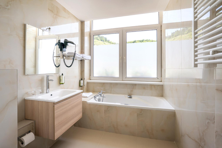 Bathroom 3, The Originals City, Hôtel de l’Ange, Guebwiller, Haut-Rhin