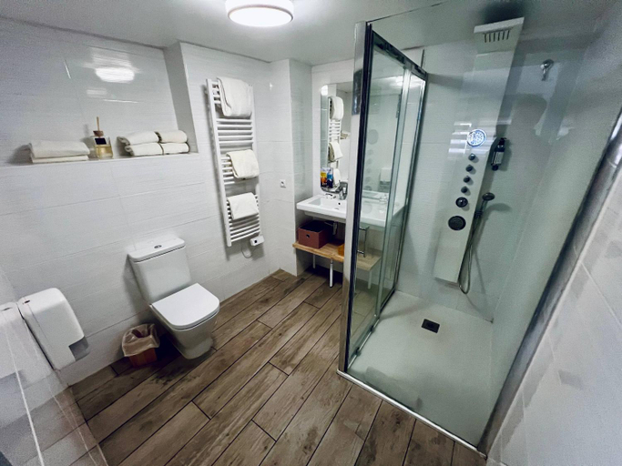 Bathroom 5, Hotel Le Bon Port, Pyrénées-Orientales