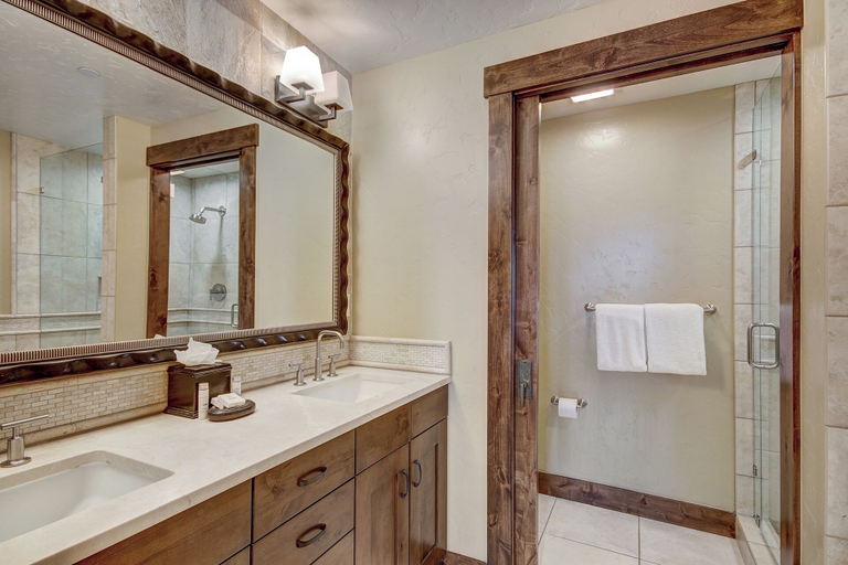 Bathroom 4, Waterhouse 5109, Summit