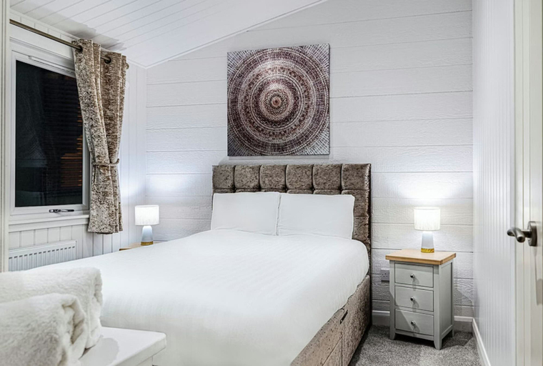 Room 5, Premium Meadow Lodge in Errol, Perthshire and Kinross