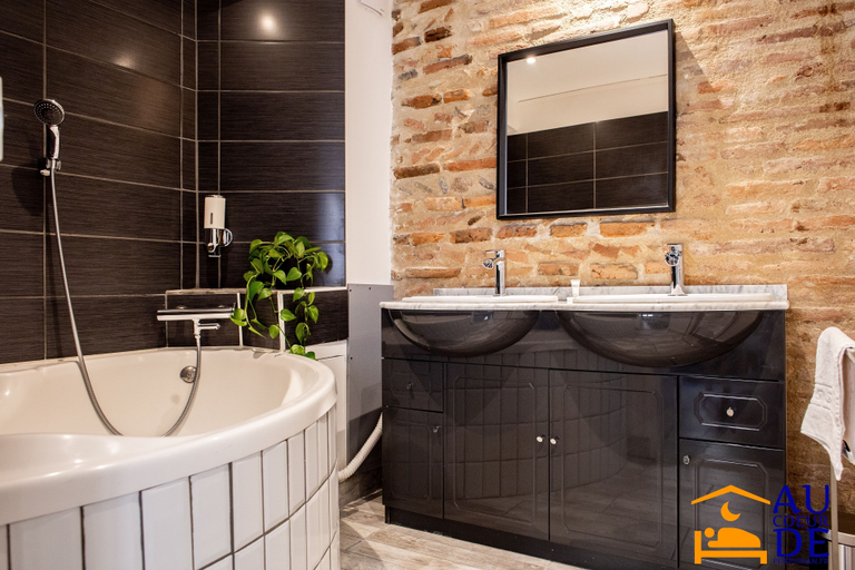 Bathroom 5, Au Coeur de Perpignan, Pyrénées-Orientales