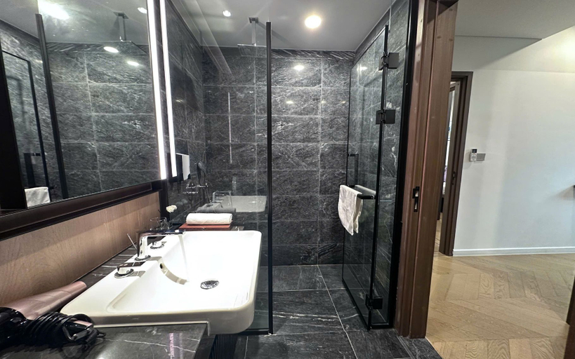 Bathroom, Lumiere Riverside West Tower by IBS, District 2