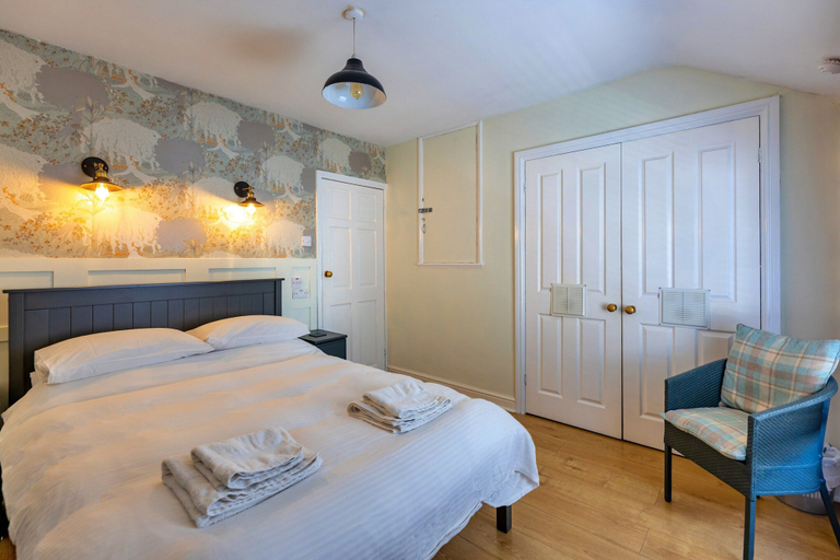 Room 4, Holiday Cottage With Conwy Castle View, Conwy