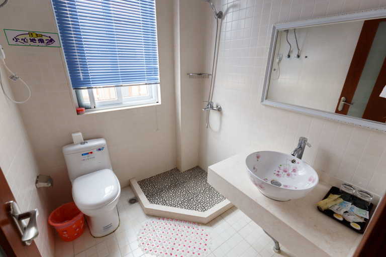 Bathroom 2, Yu Jia Ao Inn, Zhoushan