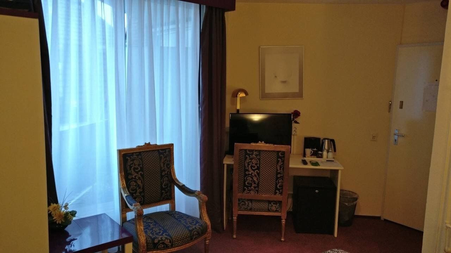 Others, Hotel De Weyman, Velsen