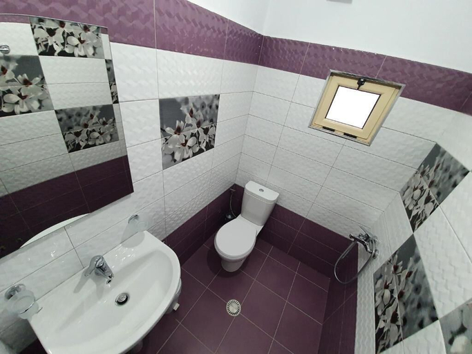 Bathroom 3, Soare, Sarandës