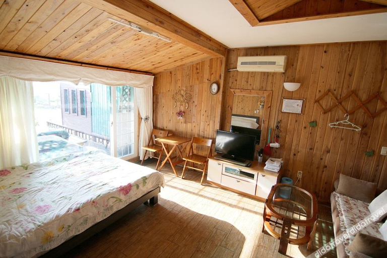 Bedroom 2, Jeju Halim Ebbnsae Ebbuege Noraehago, Jeju