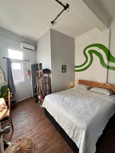 Others 3, Black and Putih stay, Badung