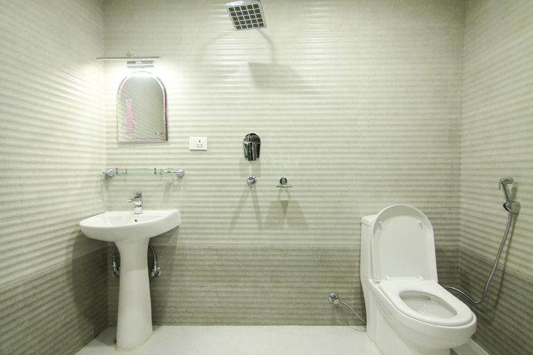 Bathroom 4, Hotel Lakeside Pvt. Ltd., Gandaki