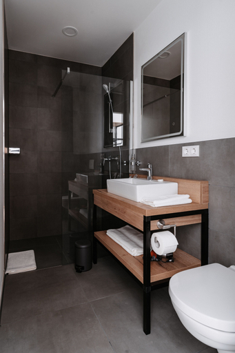 Bathroom 5, Step Inn The Fair Hotel, Wetteraukreis
