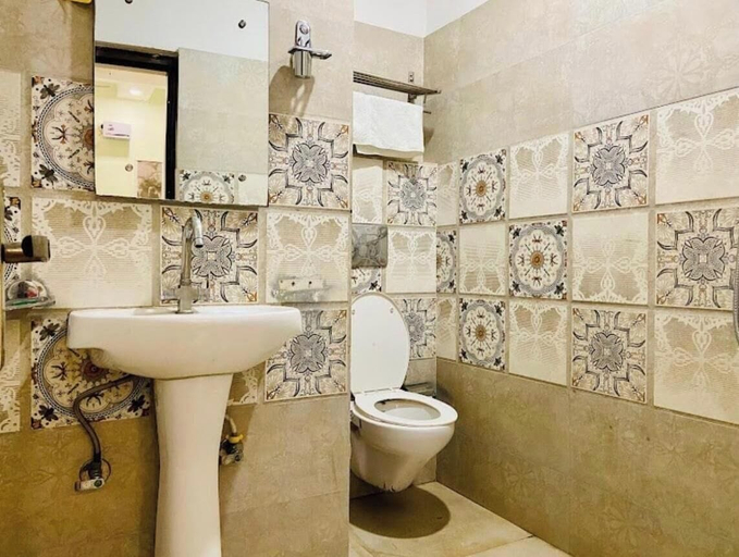 Bathroom 4, Hotel The Red Hut, Chandigarh