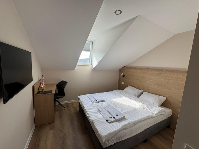 Bedroom 3, Promenaden Hotel, Gera