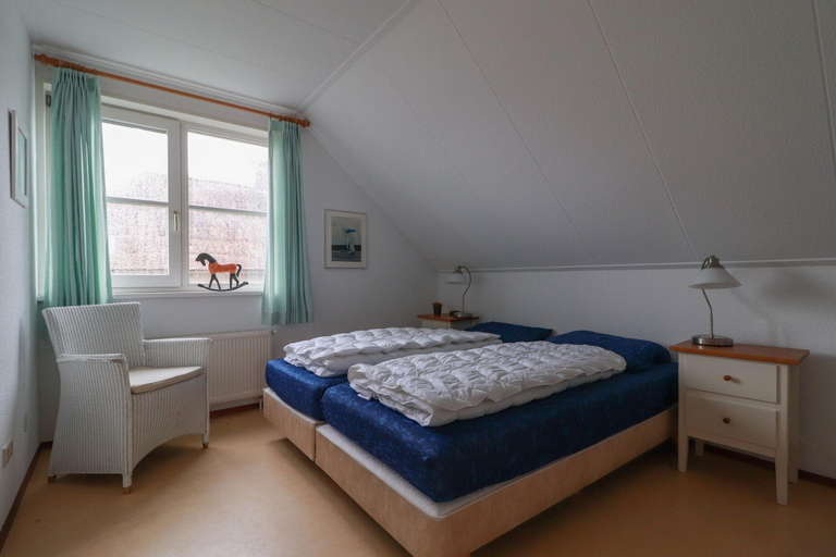 Room 4, Ijsselmeer Villa With Sauna & Whirlpool, Wûnseradiel