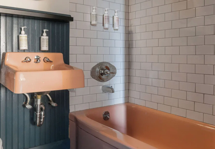 Bathroom 4, The Arnold House, Sullivan