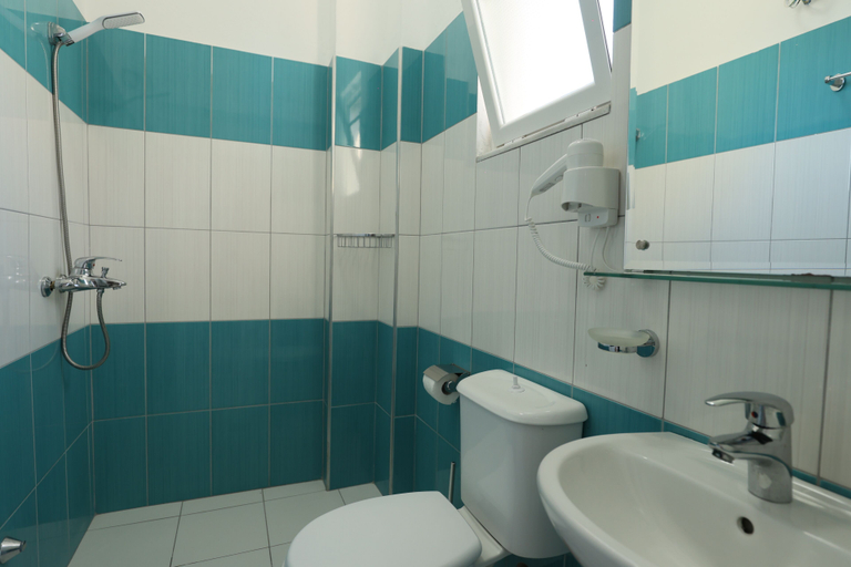 Bathroom 3, Michelle Apartments, Sarandës