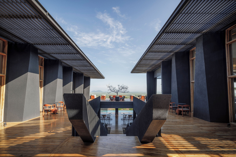 Exterior & Views