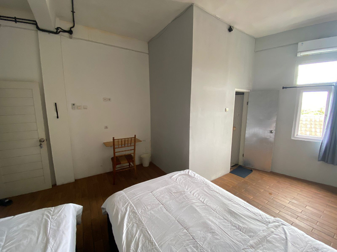 Others 2, Black and Putih stay, Badung