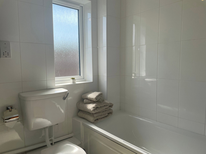 Bathroom, One Bedroom Apartment Sleeps 2 With Free Parking, London