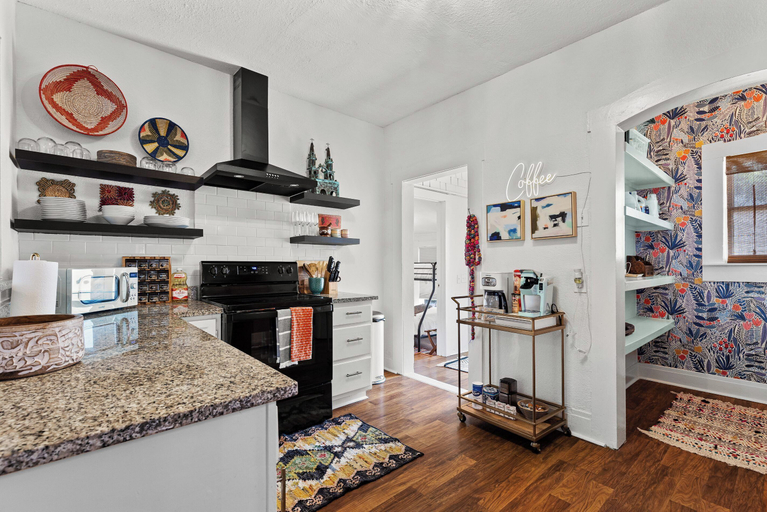Food & Drinks, Gorgeous Artistic Fully Fenced Home Near Downtown, Bexar