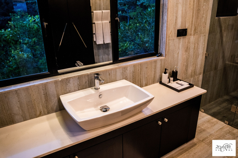 Bathroom 5, Karawwa Luxury Villas, Hikkaduwa