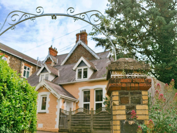 Exterior 2, Premium Meadow Lodge in Errol, Devon