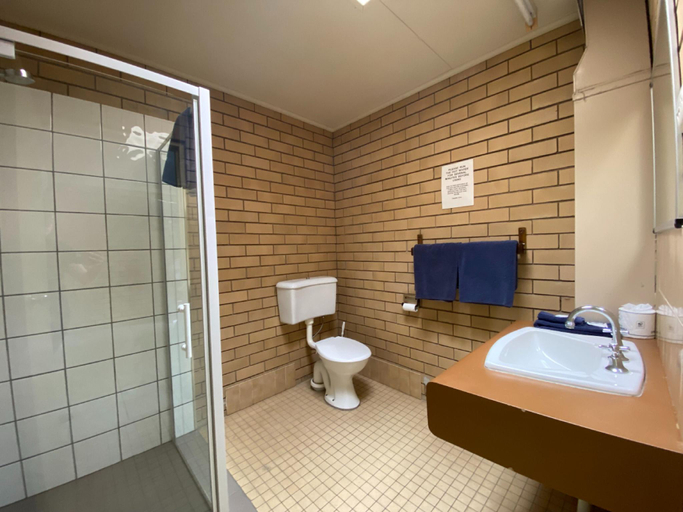 Bathroom 3, Grand Hotel Motel, Belyando