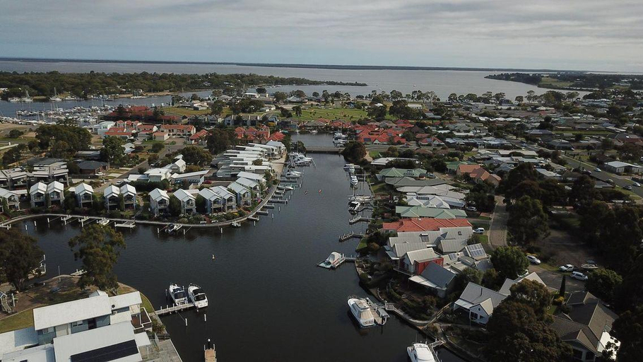 Others 3, Captains Cove 1st Floor Spa Luxury Apartments - Free Netflix, E. Gippsland - Bairnsdale