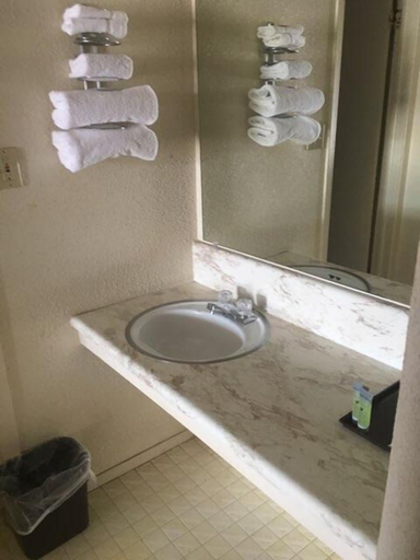 Bathroom 5, Caravan inn, Erath