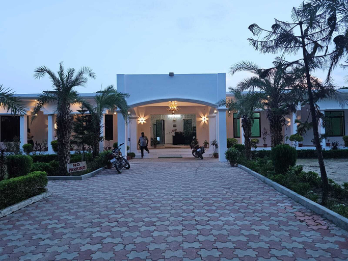 Exterior & Views