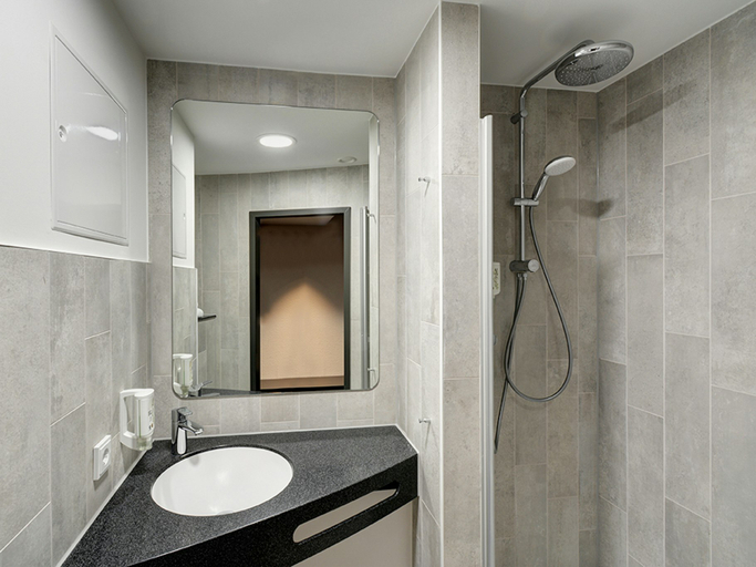 Bathroom 5, B&B Hotel Kassel-Industriepark, Kassel