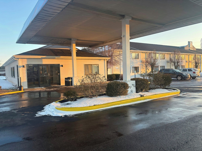 Exterior:1000px 3, Red Roof Inn Kokomo, Howard