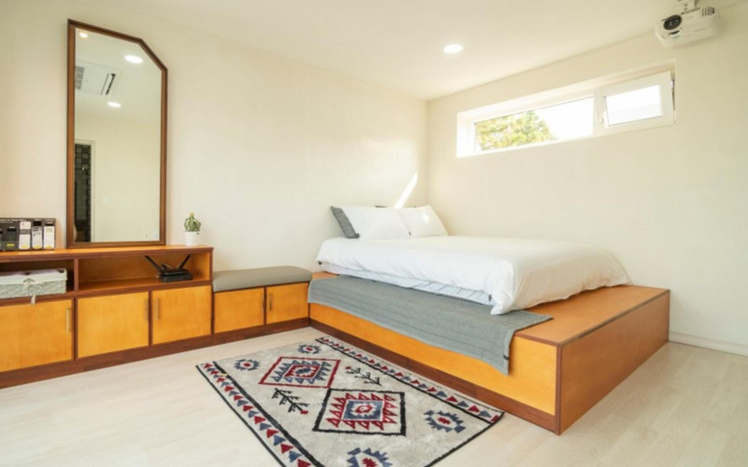 Bedroom 4, Jeju Camp Harris Spa Pension, Jeju