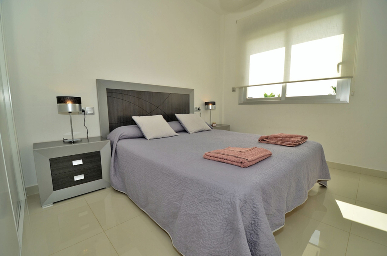 Room 5, Penthouse Medmarina Punta Prima, Alicante