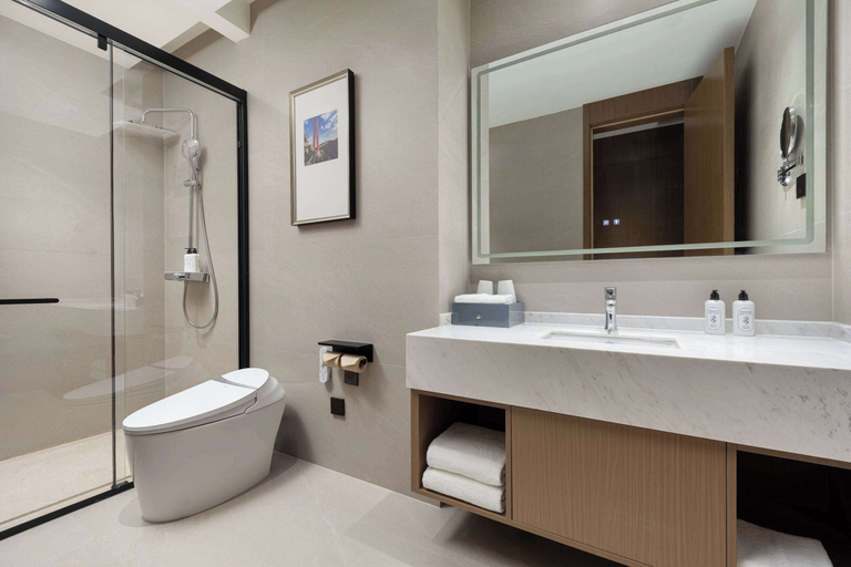 Bathroom 4, Days Inn by Wyndham Linyi Yihe New Area, Linyi