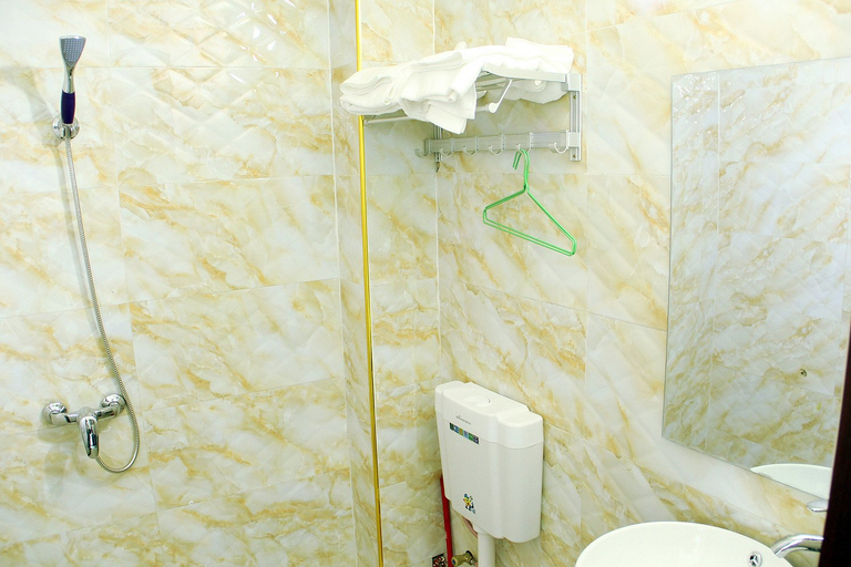 Bathroom 4, Yijia Business Hotel (Guilin North Railway Station), Guilin